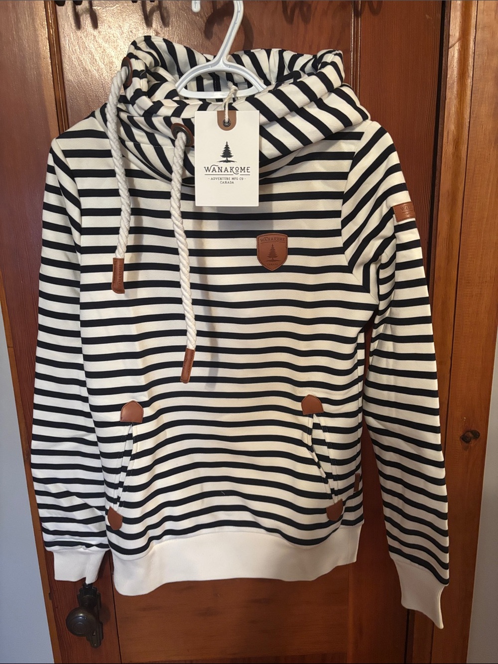 Nwt Wanakome Artemis Navy & White hoodie Sweater